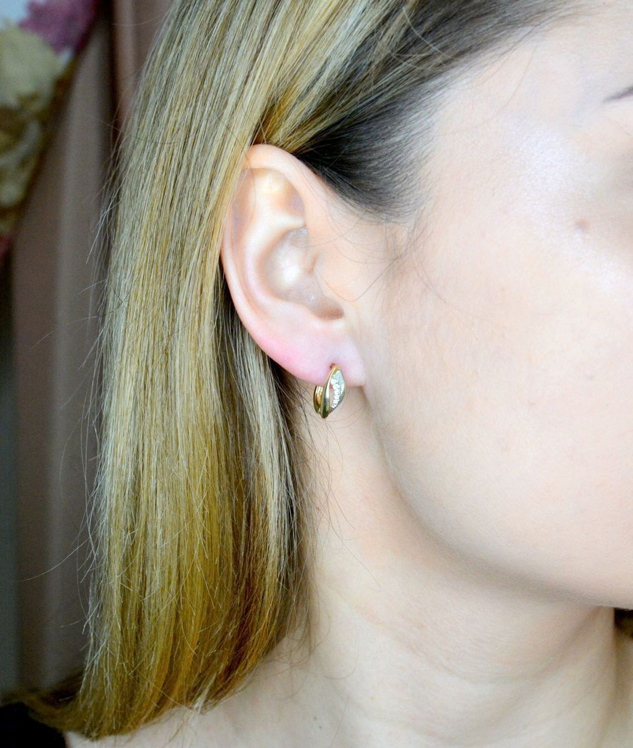 Złote kolczyki 375 angielskie z cyrkoniami KL 7350 375. Złote kolczyki wykonane z najwyższej jakości żółtego złota, próba 375, waga około 1,68 gram. Kolczyki w minimalistycznym stylu, wpisujące się w obecne trendy modowe..jpg